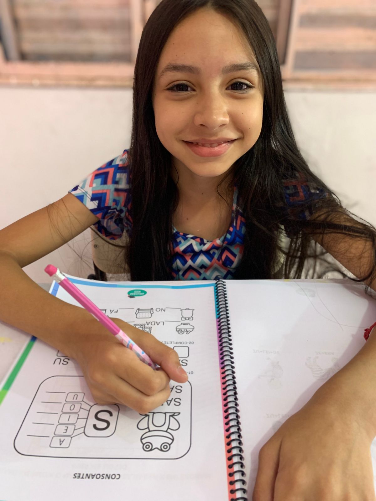 Criança praticando com o material — depoimento da Mãe Jussara